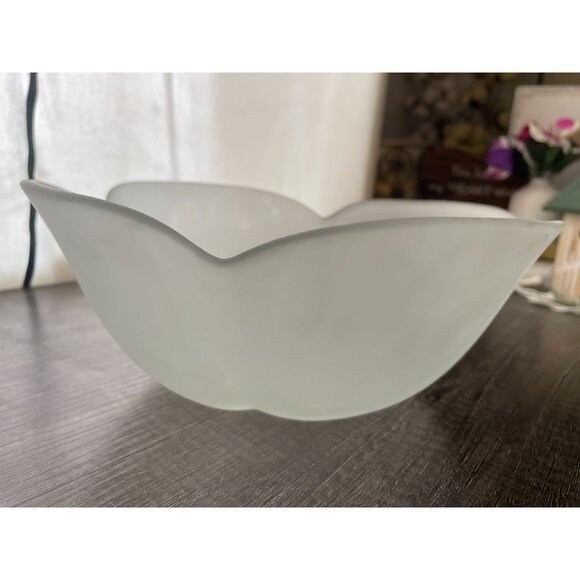 Large 9" white frosted scalloped clover serving fruit bread bowl - Picture 3 of 6